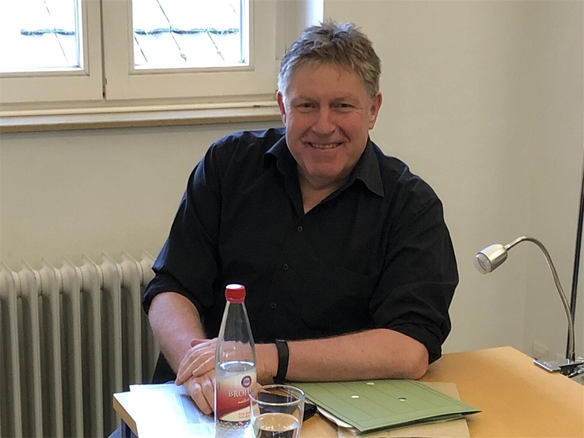 Klaus Stickelbroeck Lesung in Rees mit "blutrotem Teppich", Krimiautor Veranstaltung.