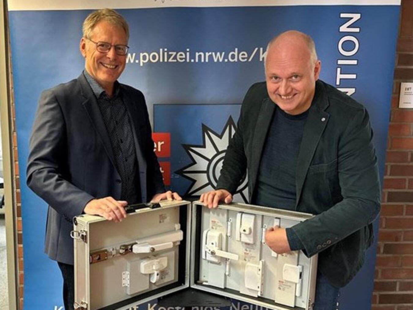 Kriminalhauptkommissar Jürgen Lang und Kriminaloberkommissar Michael Weyers beraten in Walbeck. Foto: privat