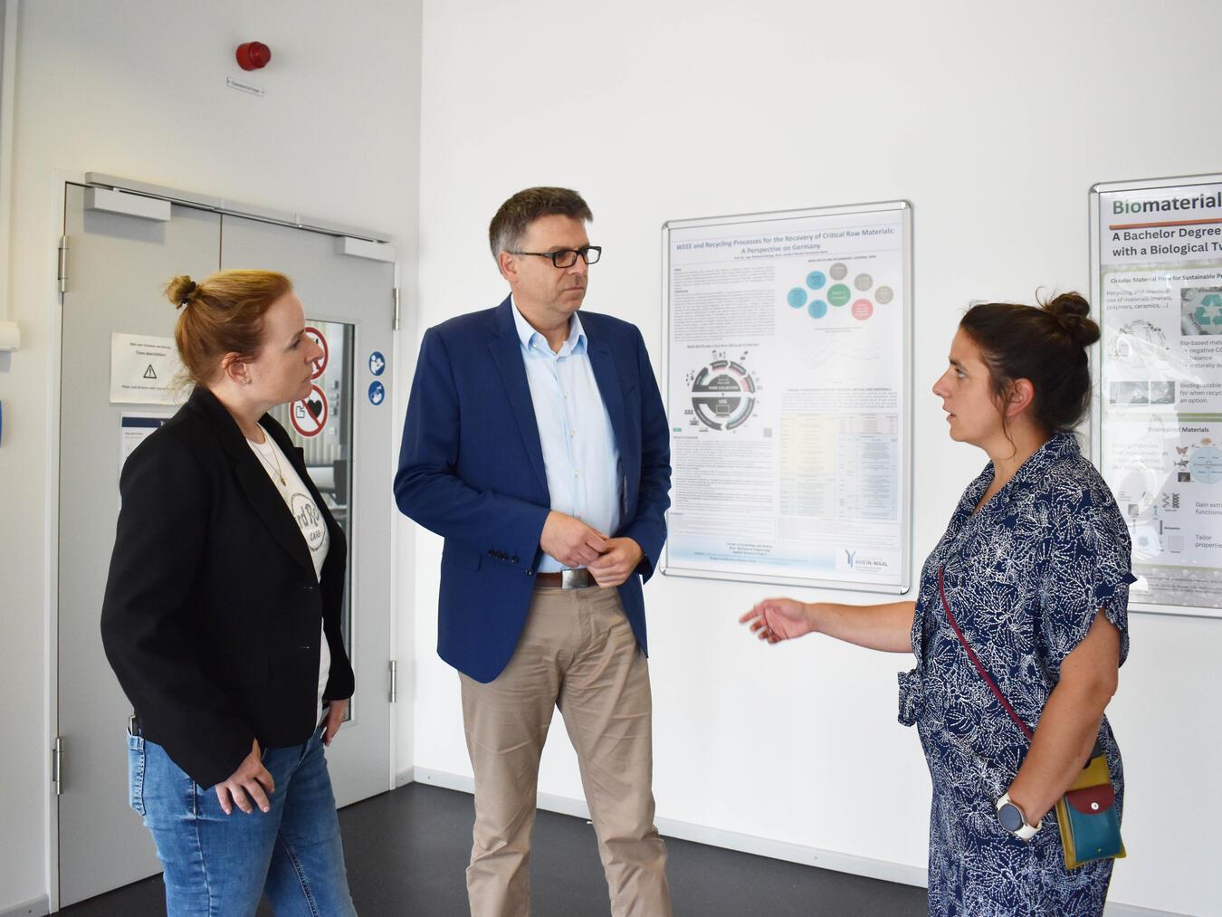 Krisengespräch nach dem Vorfall (v.l.): Dr. Alina Leson (Leitung Dezernat Gebäudemanagement), Professor Dr. Oliver Locker-Grütjen (Präsident der Hochschule Rhein-Waal), Sara Khaffaf-Roenspieß (Kommissarische Leitung Dezernat Studienangelegenheiten). Foto: HSRW/Andre Ruckriegel