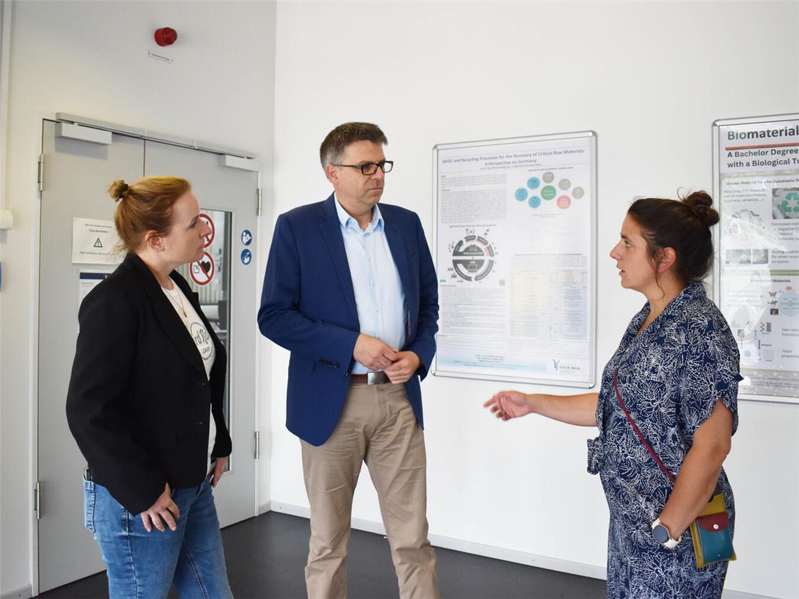 Krisengespräch nach dem Vorfall (v.l.): Dr. Alina Leson (Leitung Dezernat Gebäudemanagement), Professor Dr. Oliver Locker-Grütjen (Präsident der Hochschule Rhein-Waal), Sara Khaffaf-Roenspieß (Kommissarische Leitung Dezernat Studienangelegenheiten). Foto: HSRW/Andre Ruckriegel