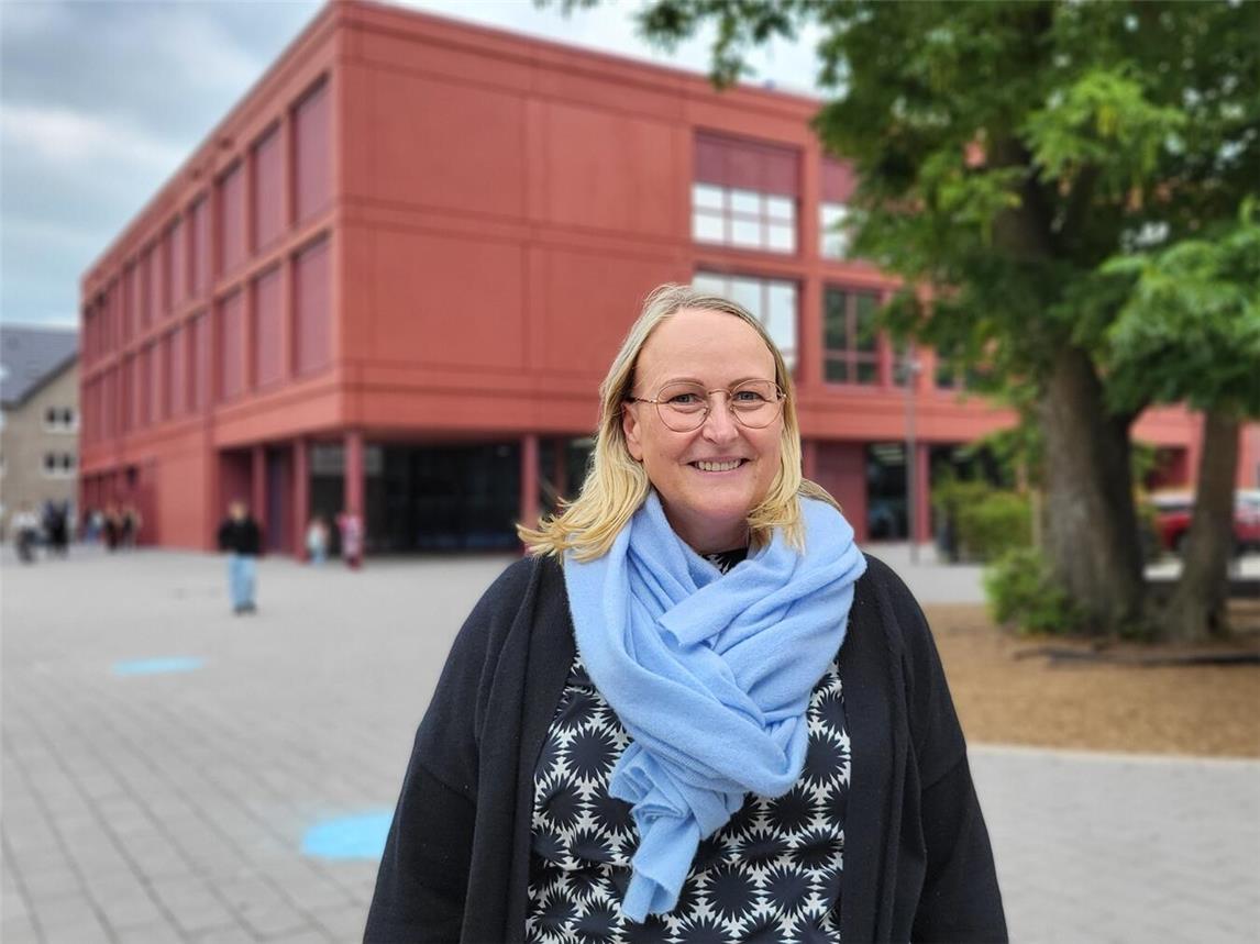 Kristin Pohl vor dem Standort der Gesamtschule am Brink, in dem sich auch ihr neues Büro befindet. NN-Foto: MB