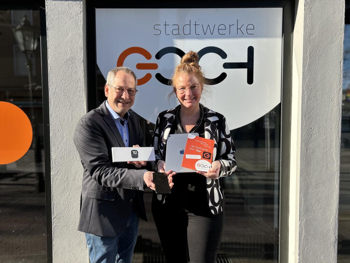 Kristina Derks und Jörg Thonnet weisen auf das Gewinnspiel hin. Foto: Stadtwerke Goch