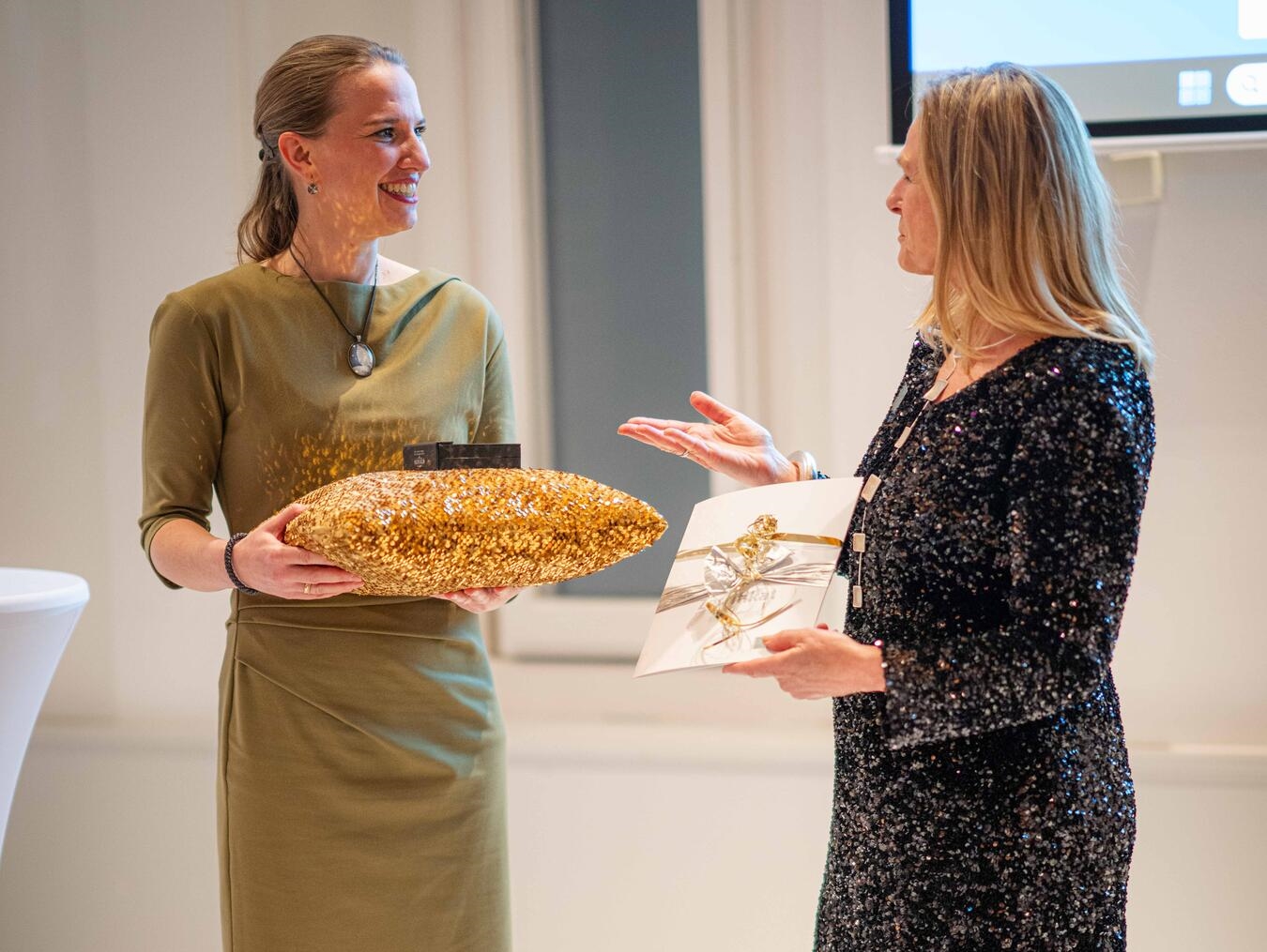 Kristina Günter (l.) und Barbara Baratie vom „unternehmerinnen forum niederrhein“ bei der Preisverleihung im Januar im Schloss Moyland. Foto: privat