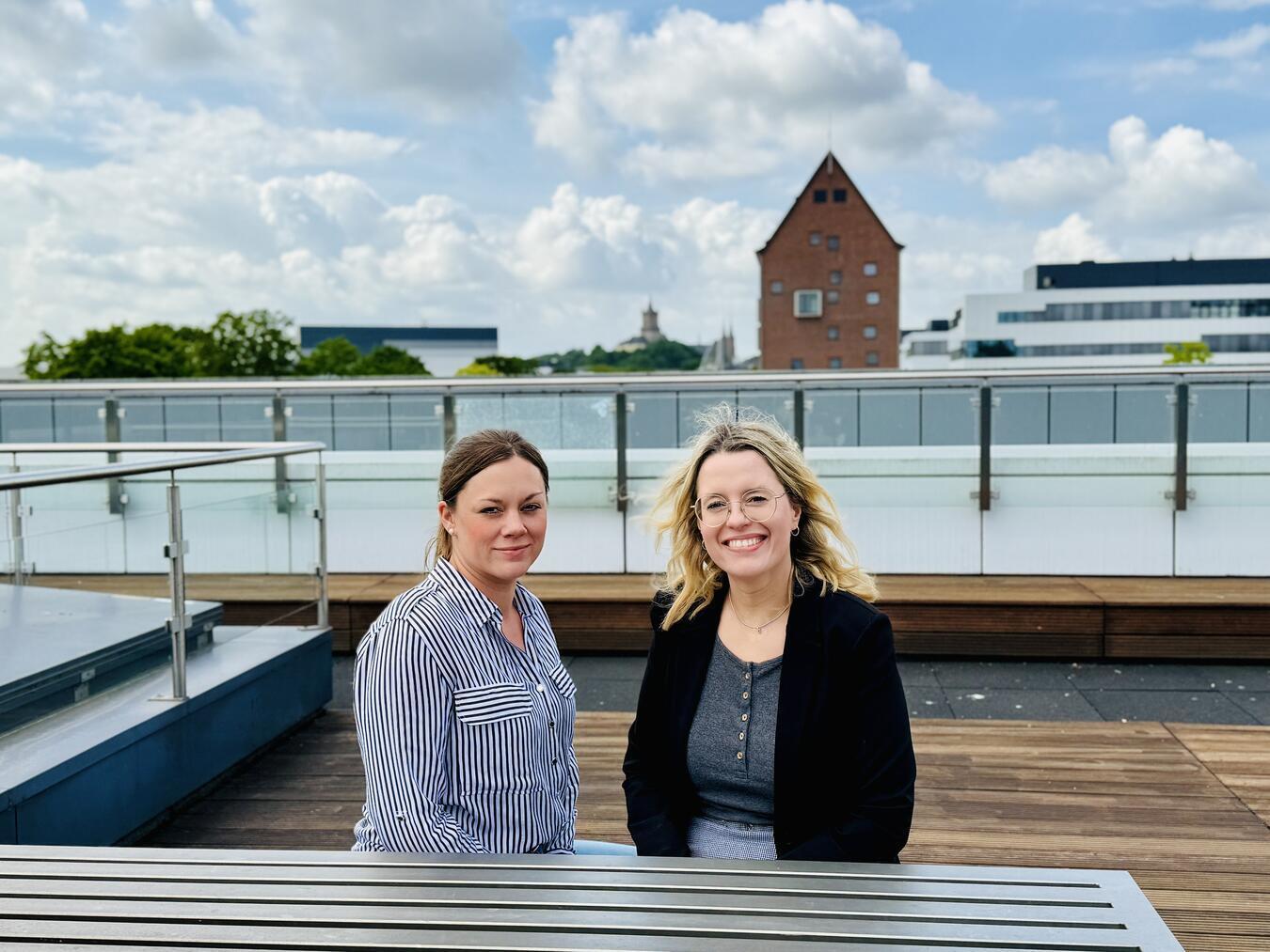 Kristina Janßen (r.) und Karina van Kevelaer von der WTM auf der Dachterrasse der Mensa. Foto: WTM
