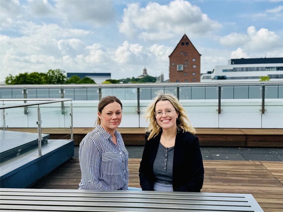 Kristina Janßen (r.) und Karina van Kevelaer von der WTM auf der Dachterrasse der Mensa. Foto: WTM