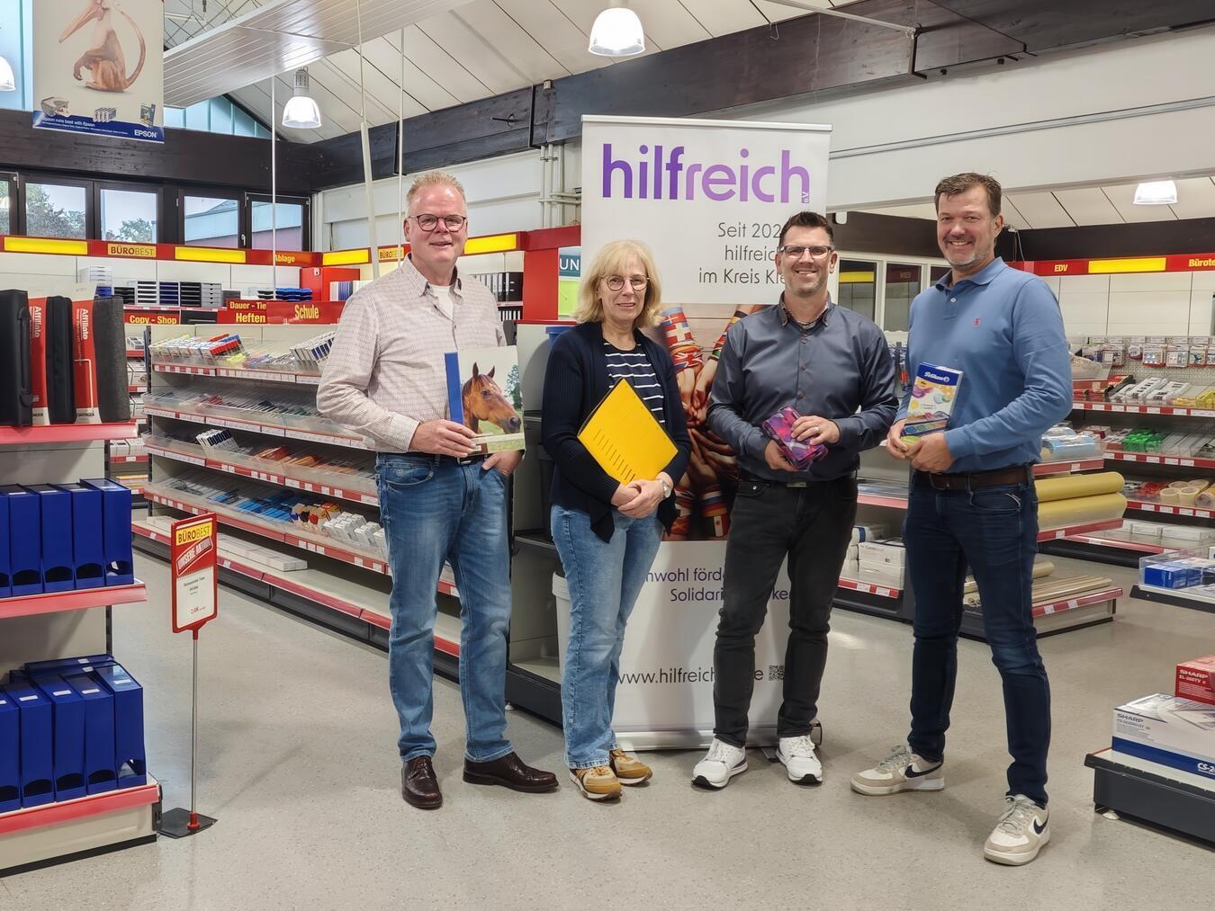 Kümmern sich um die Ausrüstung von Kindern aus finanziell nicht gut ausgestatteten Familien (v.l.): Markus Möllmann, Hildegard Holland, Marcel Koenenv und Oliver Bogers. Foto: privat