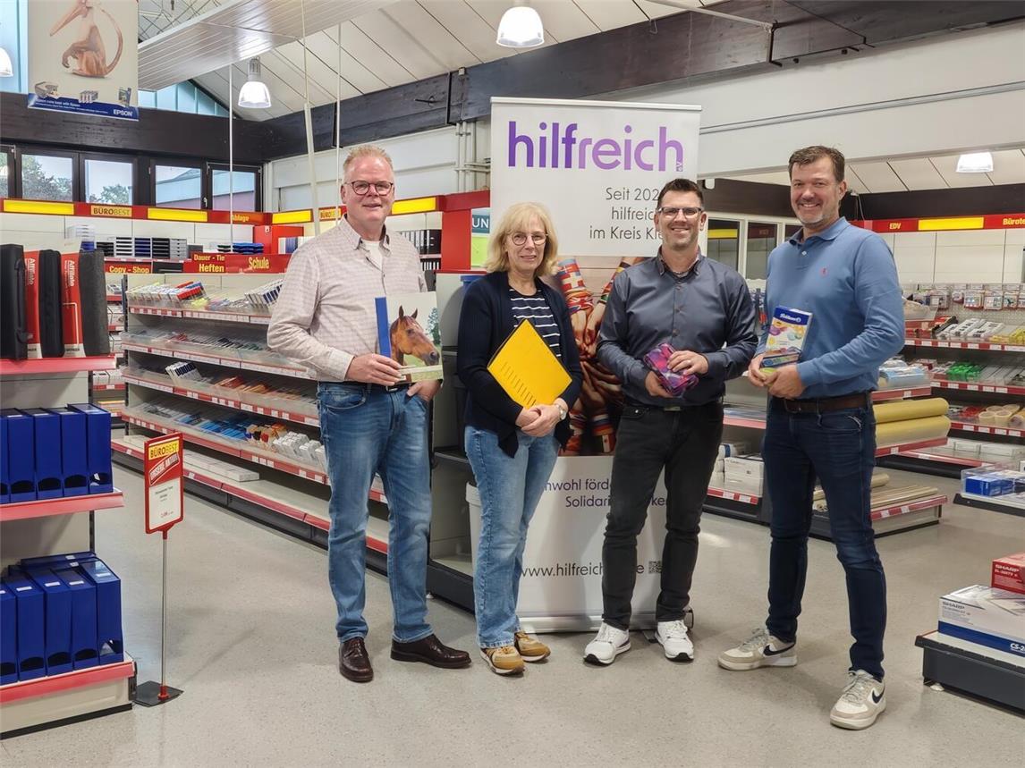 Kümmern sich um die Ausrüstung von Kindern aus finanziell nicht gut ausgestatteten Familien (v.l.): Markus Möllmann, Hildegard Holland, Marcel Koenenv und Oliver Bogers. Foto: privat