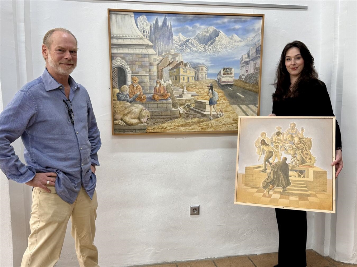 Künstler Daniel Zerbst und Galeristin Alexandra Bottenbruch mit zwei Gemälden der Ausstellung. NN-Foto: SP
