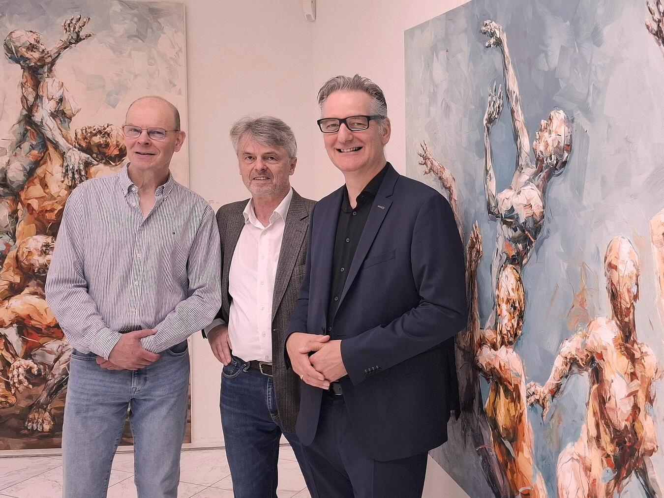 Künstler Eberhard Bitter, Galerist Axel Schöber und der stellvertretende Bürgermeister Bodo Wißen (v. l.) eröffneten die neue Kunstausstellung im Koenraad-Bosman-Museum. Foto: Stadt Rees