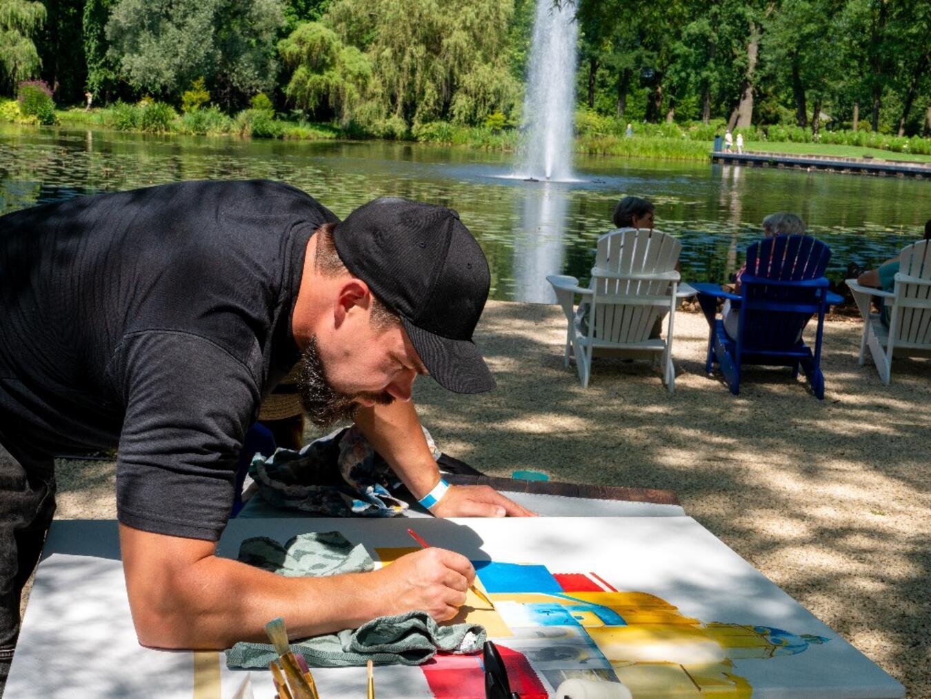 Künstler Fons Schobbers bereitet seine Ausstellung „Urge“ auf viele Besucher vor. Fotos: Schlossgärten Arcen