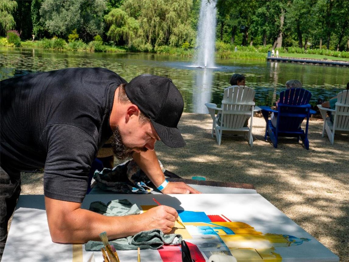 Künstler Fons Schobbers bereitet seine Ausstellung „Urge“ auf viele Besucher vor. Fotos: Schlossgärten Arcen