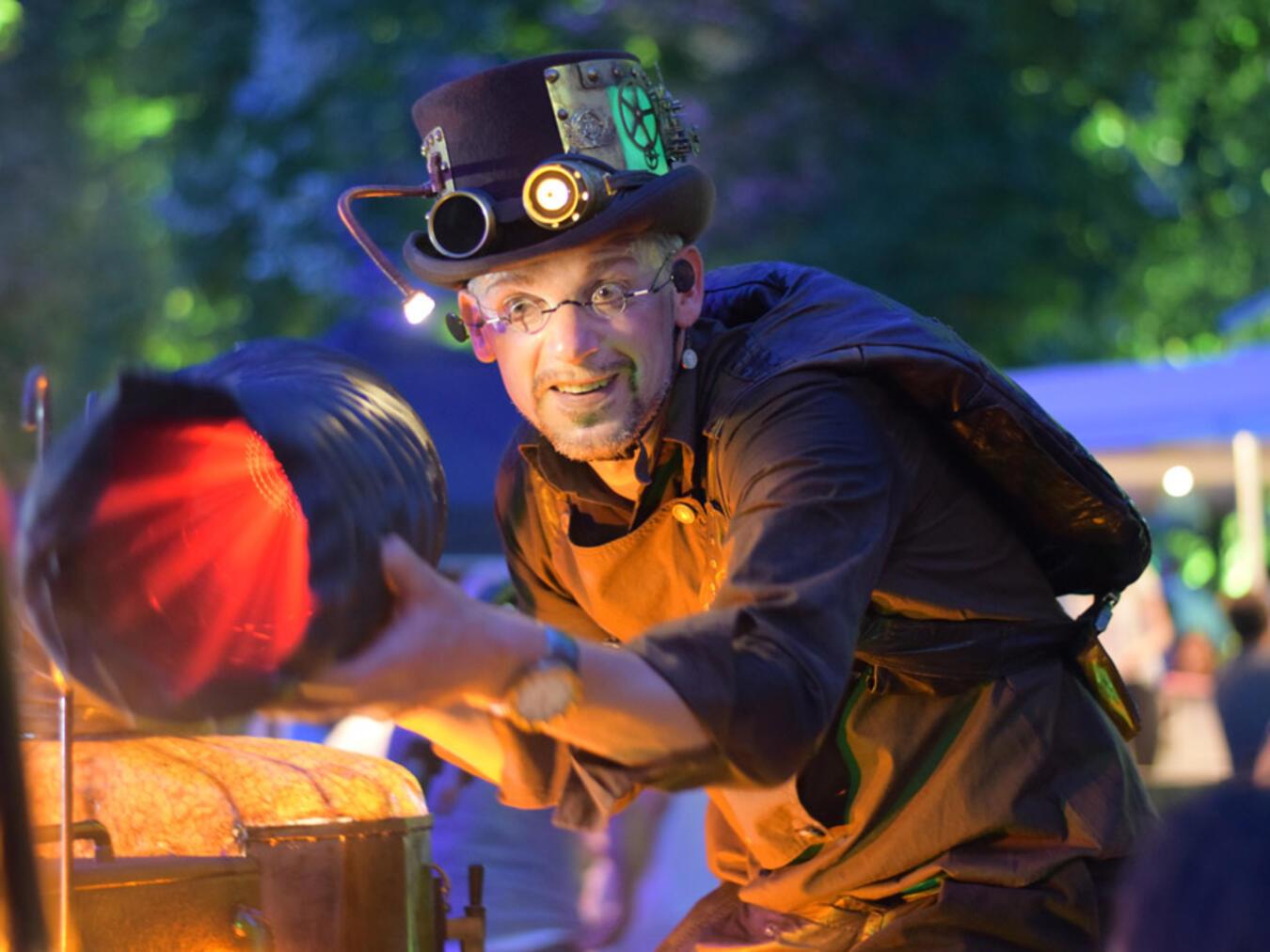Künstler „Güstaf“ wird mit seinem leuchtenden und dampfenden Gefährt „Smoky 41“ als Walking-Act erstmals bei der Mobilitätsschau zu Gast sein.Foto: Veranstalter