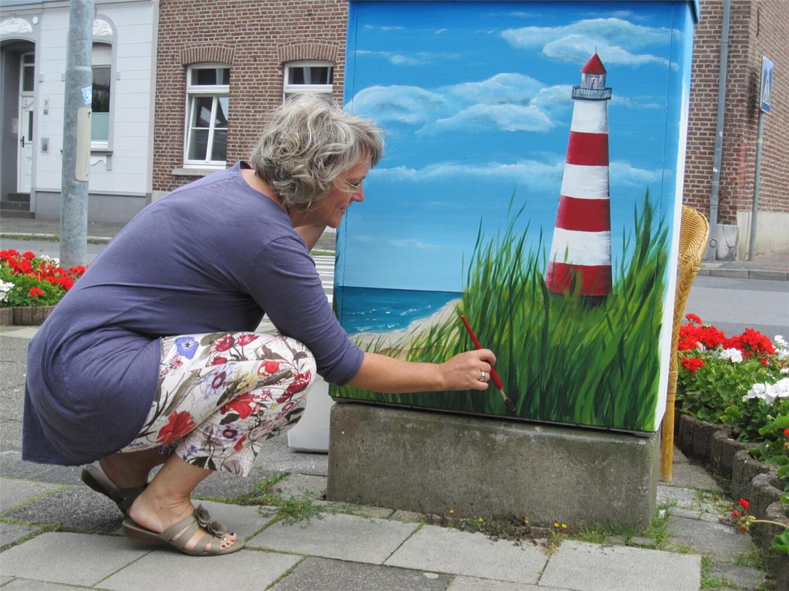 Künstlerin MaJa beim Bemalen eines Stromkastens.Foto: privat