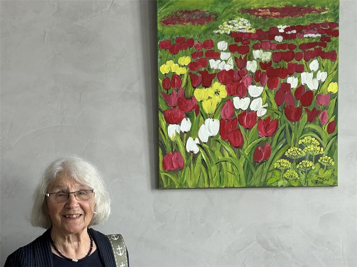 Künstlerin Mascha Putz vor einem ihrer Werke. Foto: Gemeinde Alpen