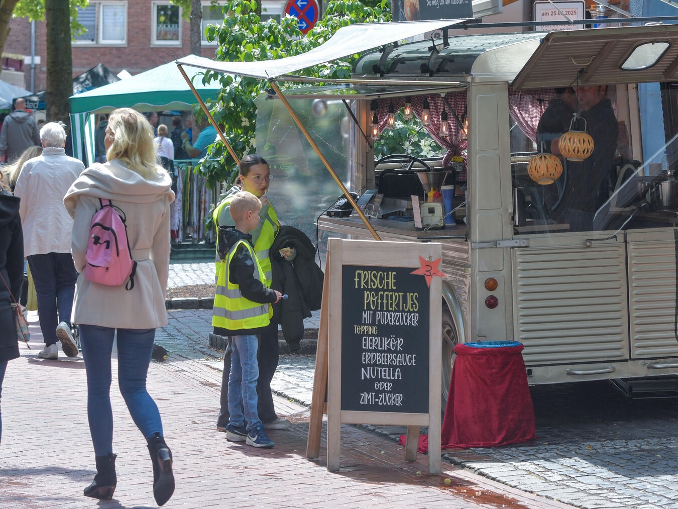 Kompakt und gemütlich: Reeser Stadtfest im Wandel "Stadtfest Rees: Kulinarische Spezialitäten und lokale Leckereien"