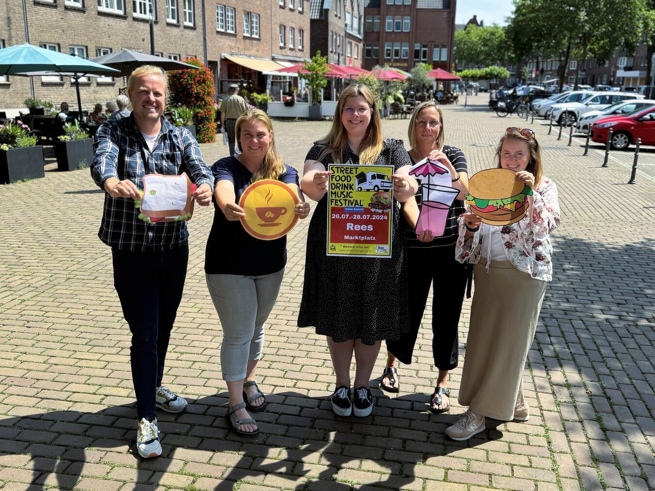 Streetfood Festival in Rees startet Freitag Kulinarische Vielfalt verspricht das Streetfood Festival in Rees: (v. l.) Ole Engfeld, Melanie Brinkmann, Jessica Heister, Claudia Börgers und Sandra Kimm-Hamacher. Foto: Stadt Rees
