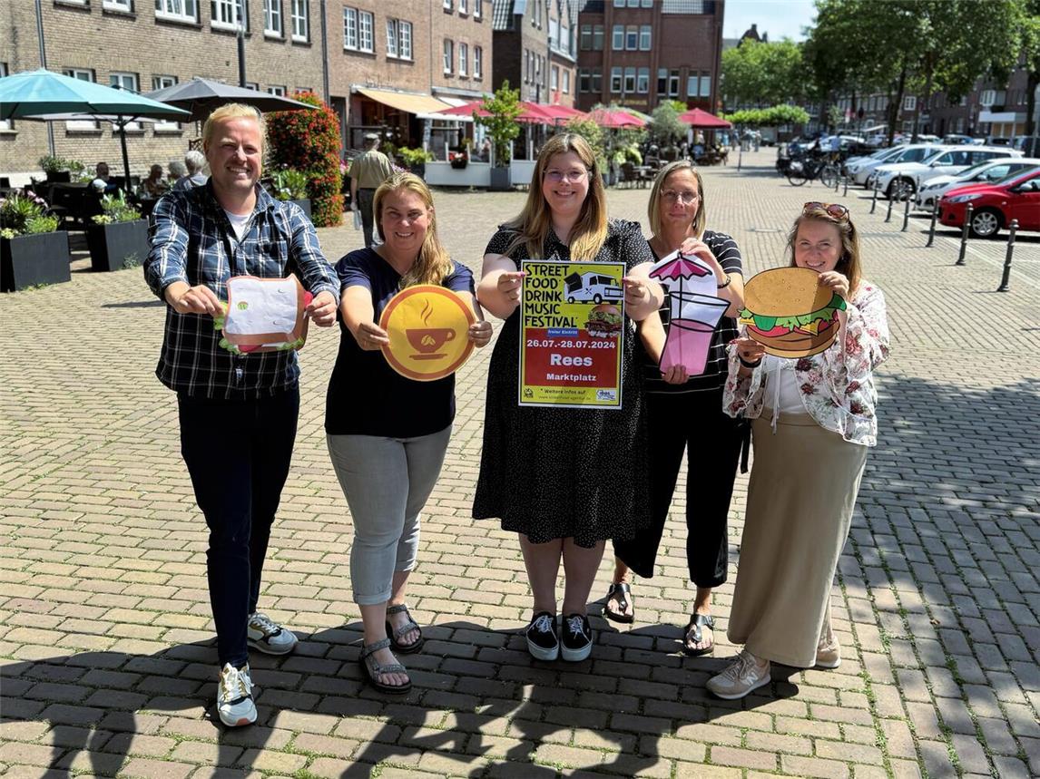 Kulinarische Vielfalt verspricht das Streetfood Festival in Rees: (v. l.) Ole Engfeld, Melanie Brinkmann, Jessica Heister, Claudia Börgers und Sandra Kimm-Hamacher. Foto: Stadt Rees
