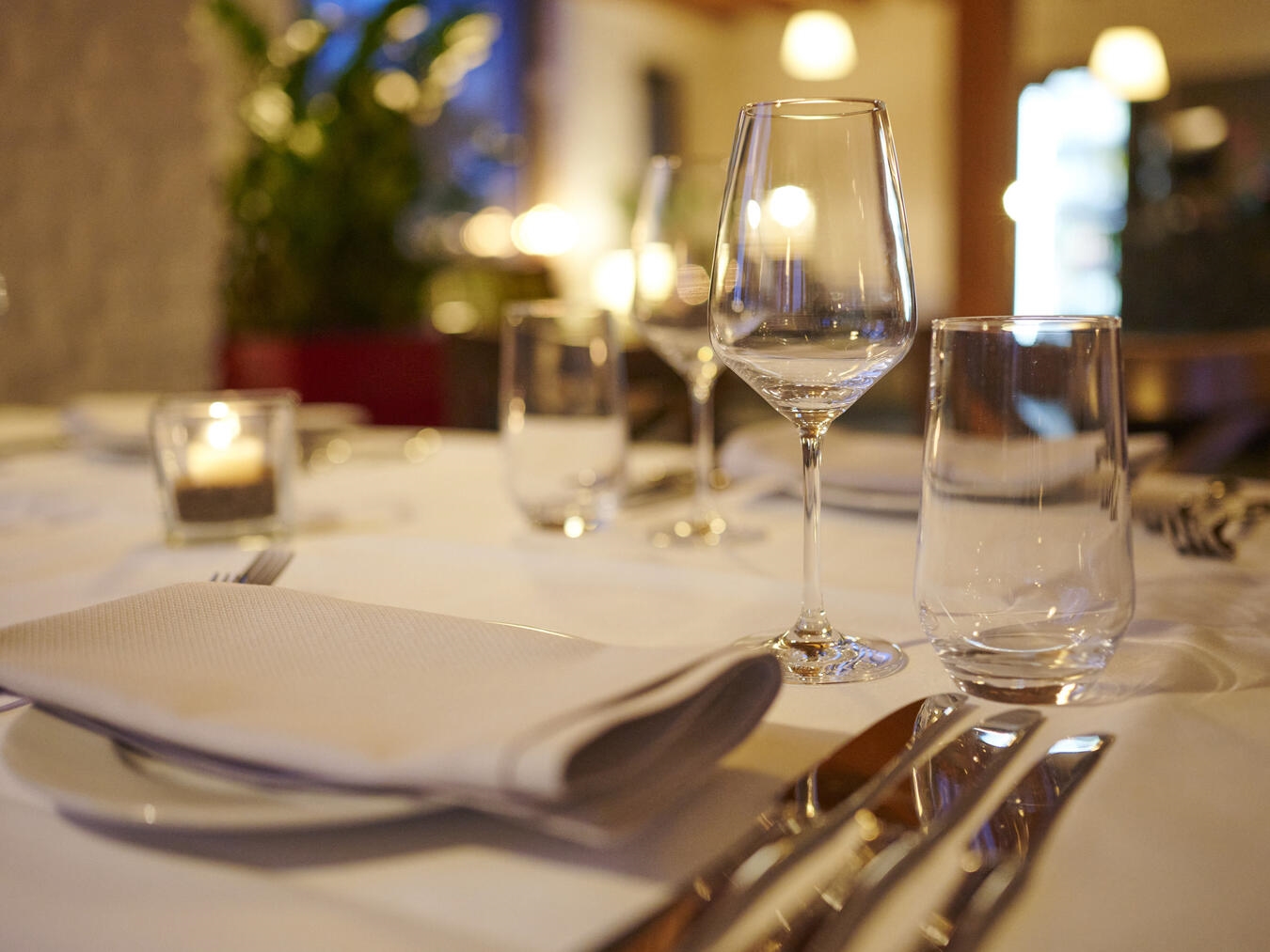 "Kunst & Dinner Abend auf Schloss Wissen, 40 Jahre Bananensprayer Ausstellung von Thomas Baumgärtel, festlich gedeckter Saal"