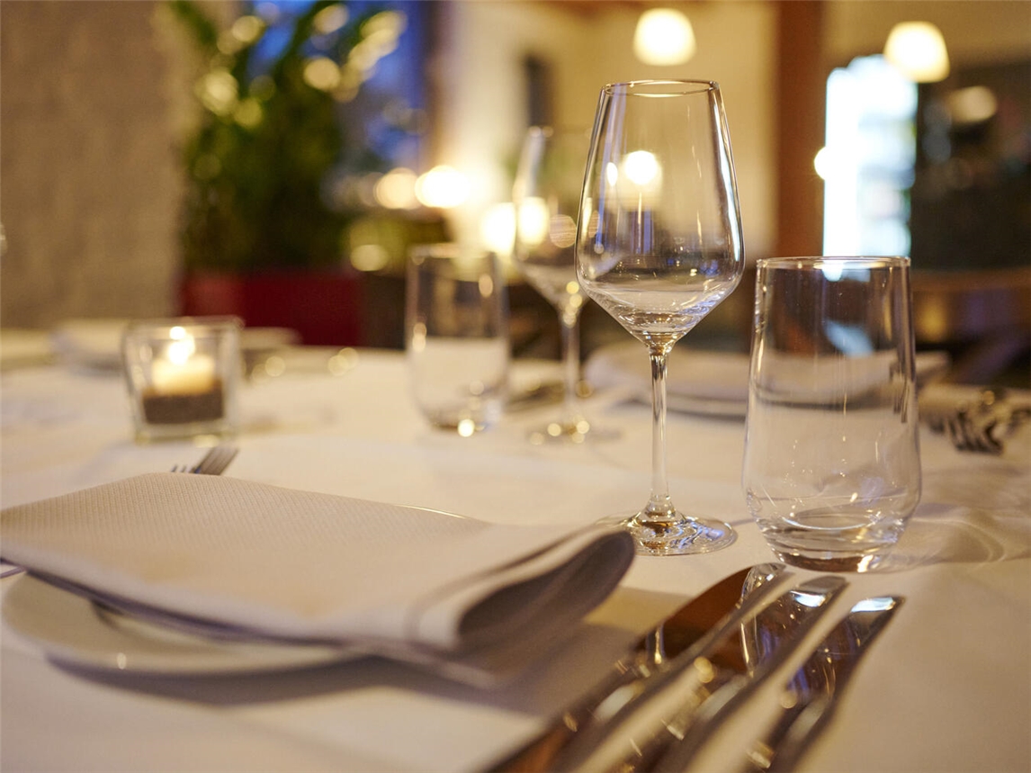 "Kunst & Dinner Abend auf Schloss Wissen, 40 Jahre Bananensprayer Ausstellung von Thomas Baumgärtel, festlich gedeckter Saal"