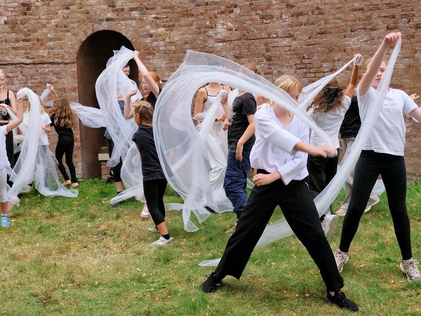 "Fantasievolle Tanzchoreografie verbindet Kunst und Gemeinschaft auf der Bühne"