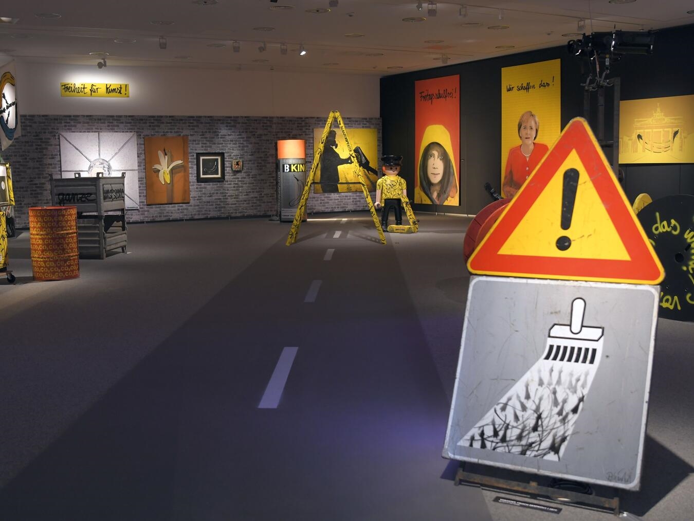 "Ausstellung Kunst und Kuchen im Niederrheinischen Museum Kevelaer, Gemälde und Kuchen auf Tisch, Event-Vorbereitung"