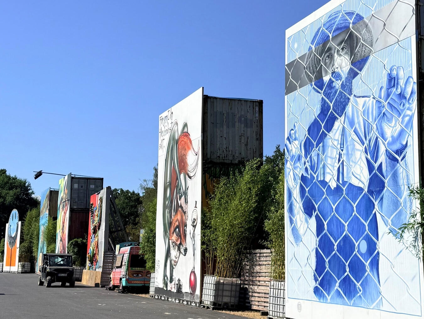"Street-Art-Festival: Graffitis und Skulpturen im urbanen Raum, über 100 Kunstwerke vereint Kunst und Musik im Einklang."