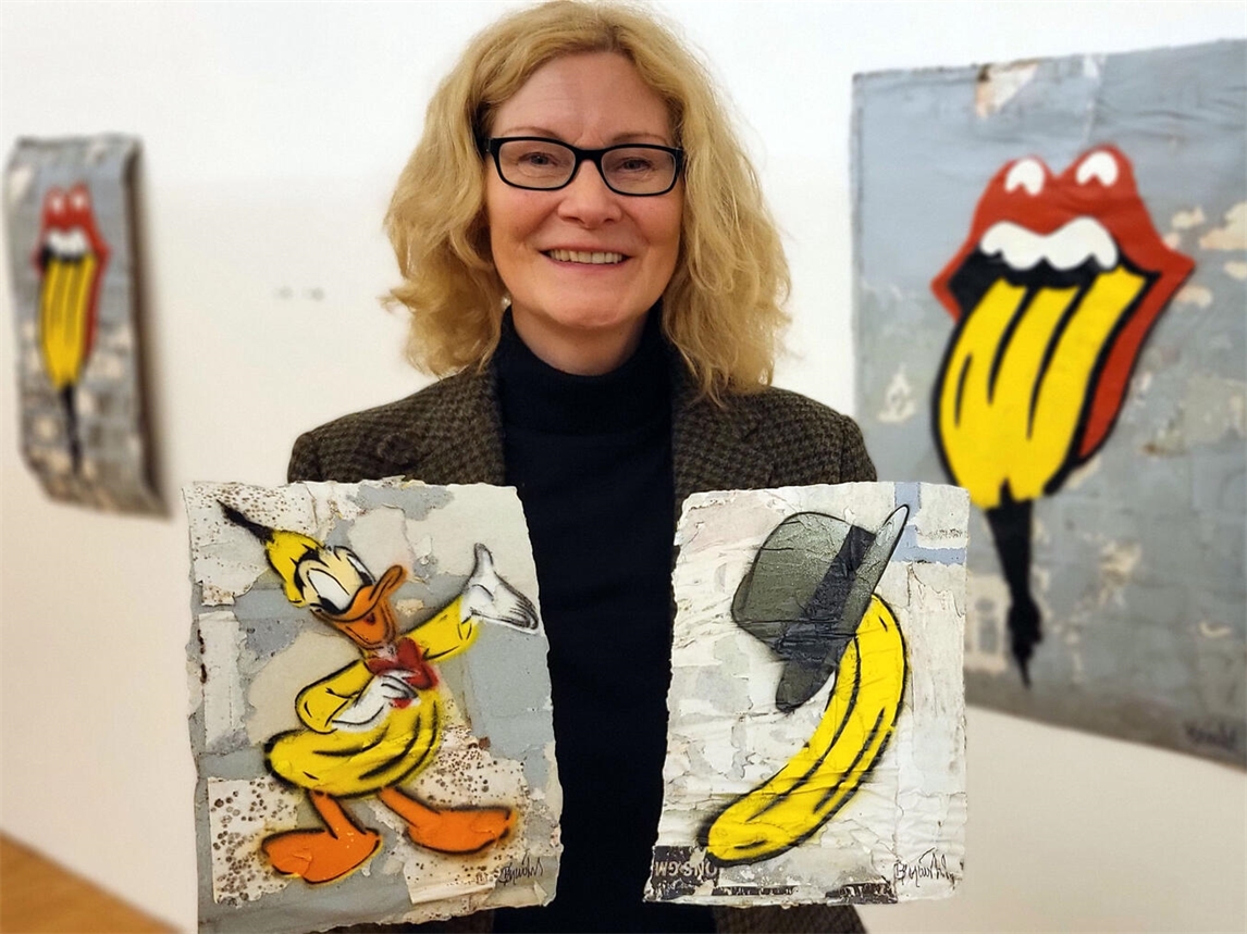 "Kuratorin Christiane van Haaren bei Führung durch Thomas Baumgärtel Ausstellung im PAN Museum"