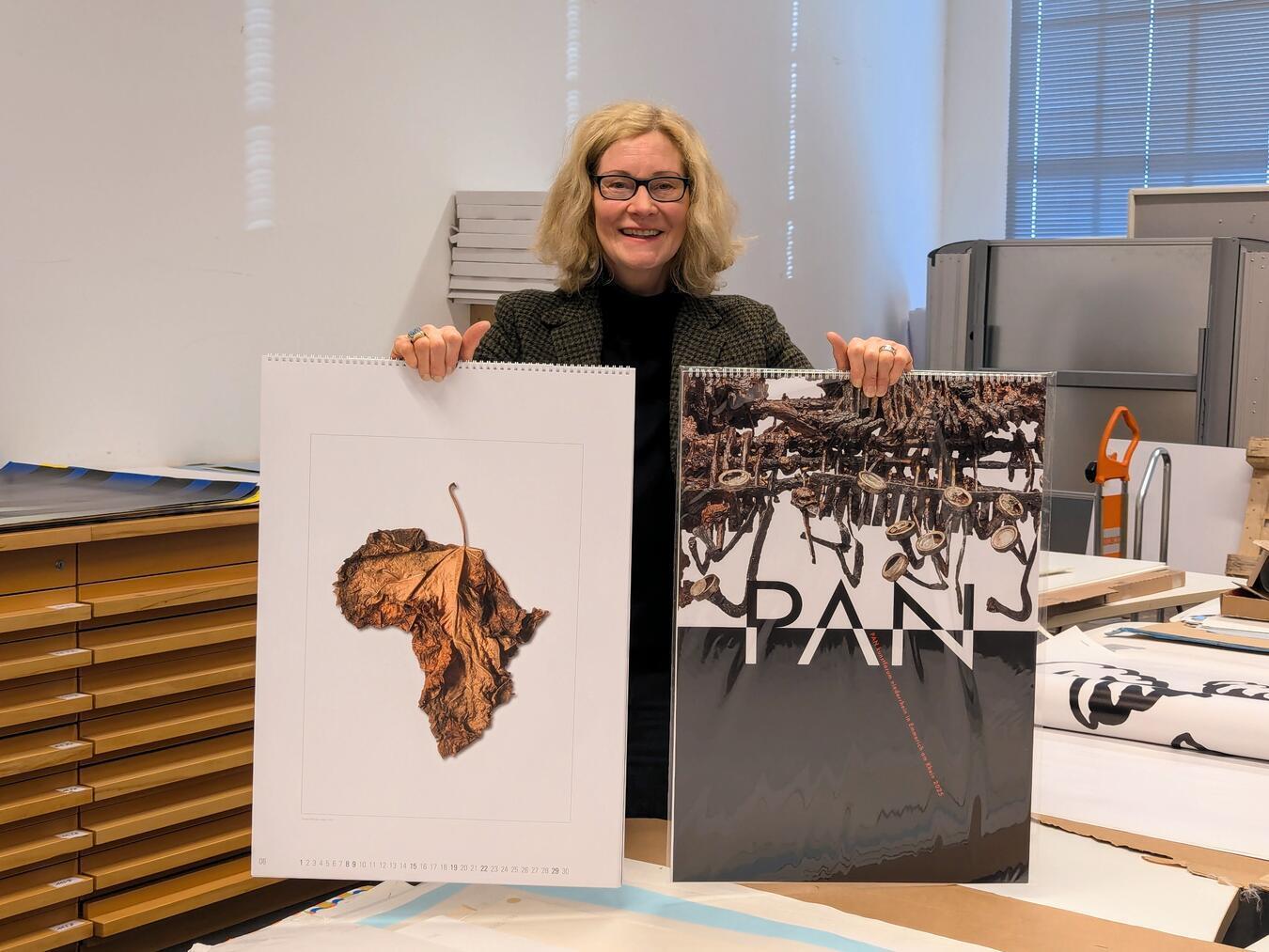 Emmerich: Neuer Kalender des PAN-Kunstforums Kuratorin Christiane van Haaren präsentiert den PAN-Kalender 2025.NN-Foto: J. Kurschatke