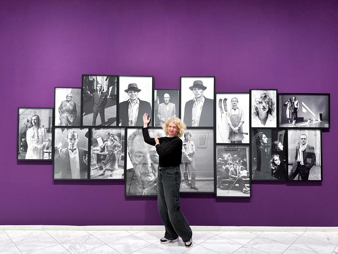 Rundgang durch „Alice Springs. Retrospektive“ Kuratorin Dr. Antje-Britt Mählmann führt durch die Ausstellung. Foto: SMSM/Paula Thiel