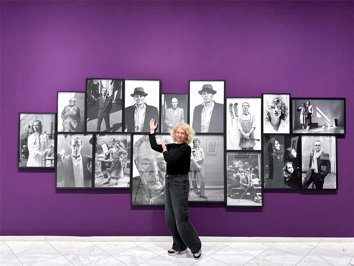 Kuratorin Dr. Antje-Britt Mählmann führt durch die Ausstellung. Foto: SMSM/Paula Thiel