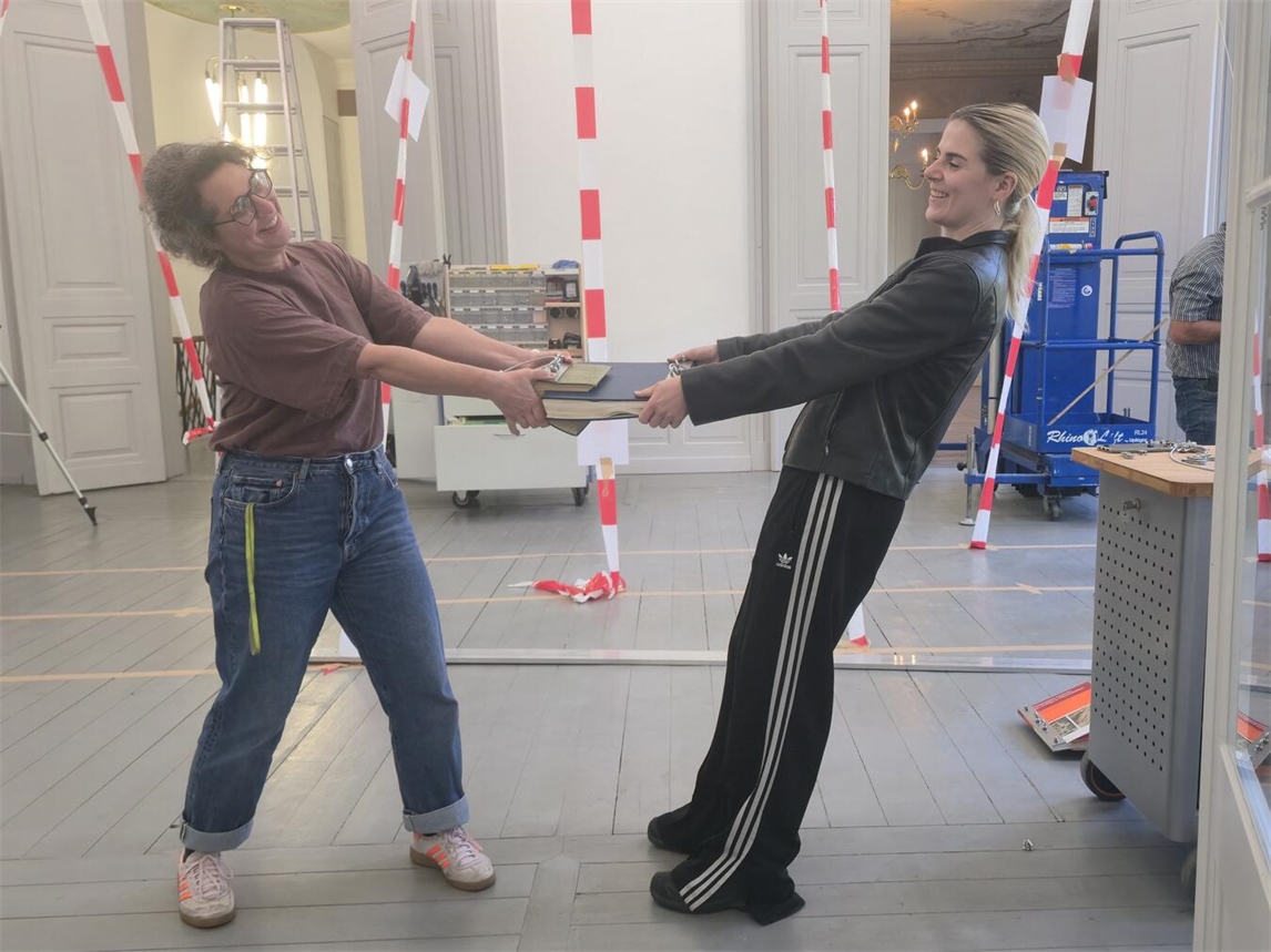 "Kuratorin Susanne Figner und Enya Burger testen Wissenshaftkraft"