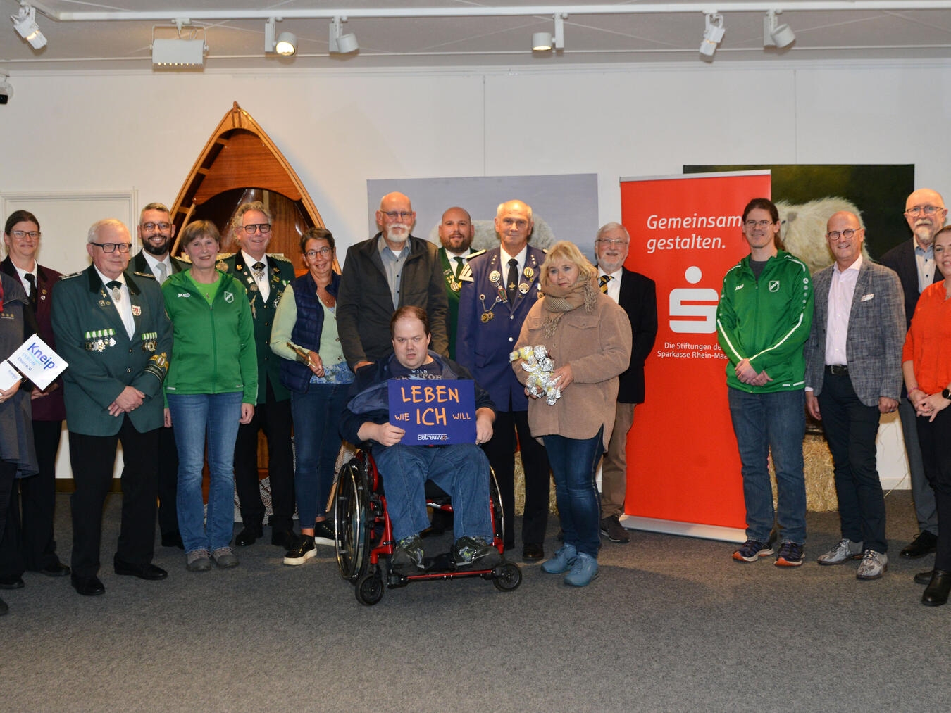 Kuratoriumsmitglieder Gerd Gertsen (3. v. r.), Peter Hinze (4. v. r.) und Stiftungsvorstand Thorsten Welmans (l.) bei der Spendenübergabe an gemeinnützige Organisationen in Emmerich.Foto: Stiftungen der Stadtsparkasse Emmerich-Rees/Sparkasse Rhein-Maas