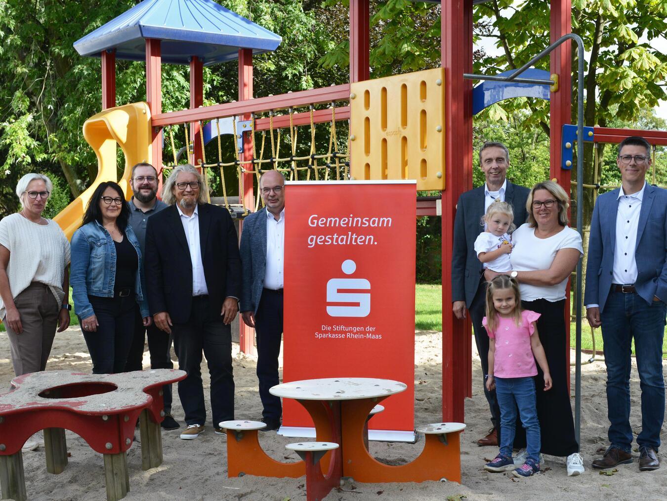 Kuratoriumsvorsitzender Prof. Dr. Ralf Klapdor und die Stiftungsvorstände Wilfried Röth und Ludger Braam bei der Spendenübergabe an in der Wohlfahrtsarbeit tätige Organisationen Bedburg-Hauer Kindergarten St. Markus. Foto: Sparkasse Rhein-Maas