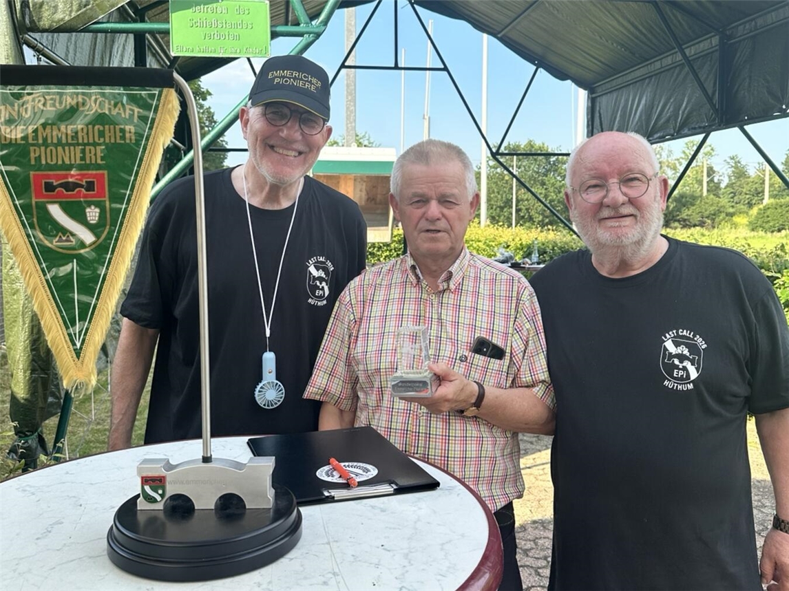 "Kurt Sickau mit Joachim Sigmund und Rolf Wickerman, Emmericher Pioniere, letzter Pionierkönig, Gruppenfoto bei Schießveranstaltung"
