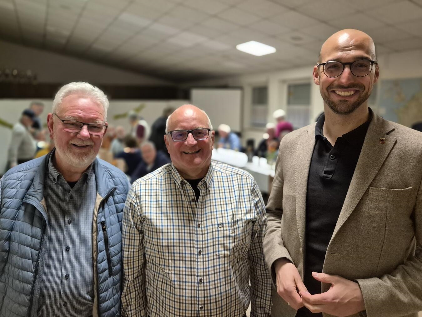 Kurt Verhülsdonk, zweiter Vorsitzender, Rolf Bocksteger, erster Vorsitzender, und Ludger Staymann, Geschäftsführer und Alpens Bürgermeister, bei der Versammlung des Vereins. Foto: Bürgerbus Alpen