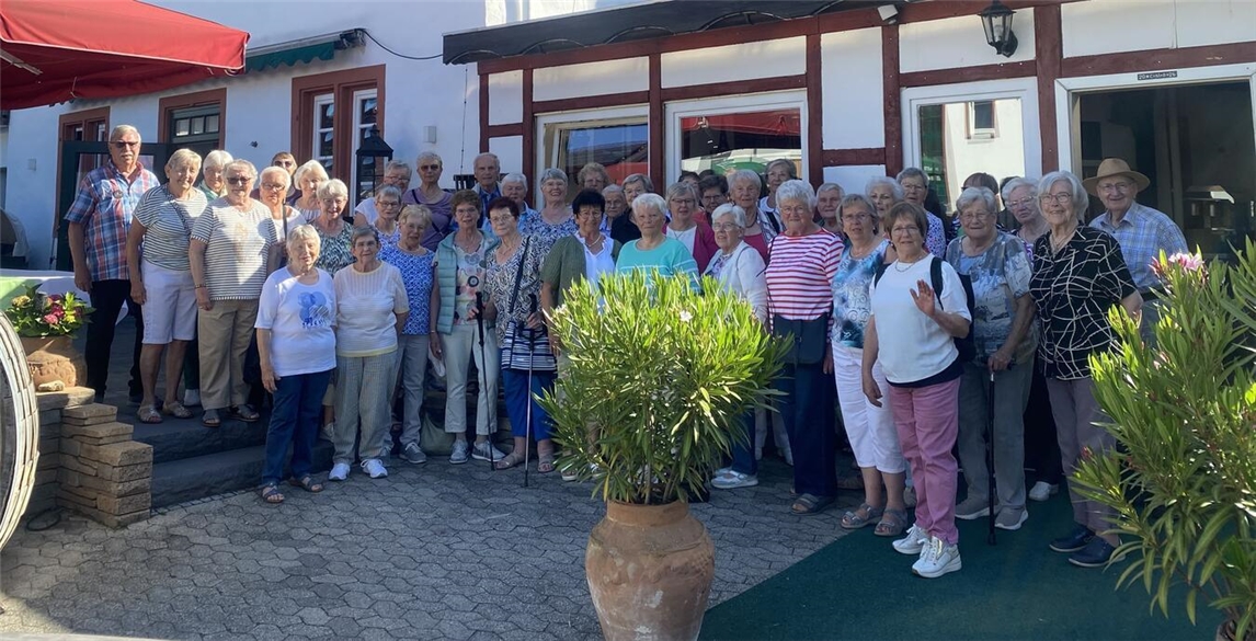 Gruppenfoto der Teilnehmer vor Heimreise, lächelnd in Freizeitkleidung, gemeinsamer Abschluss eines erfolgreichen Events.