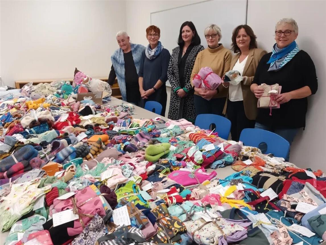 Kurz vor Weihnachten übergaben die Helferfeen im Pfalzdorfer Jugendheim eine Vielzahl von Handarbeiten für das Awo-Frauenhaus in Kleve. Foto: privat