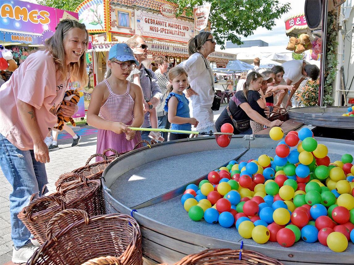 Kurzweilige Unterhaltung findet man auf der Klever Kirmes ganz bestimmt. NN-Foto: Rüdiger Dehnen