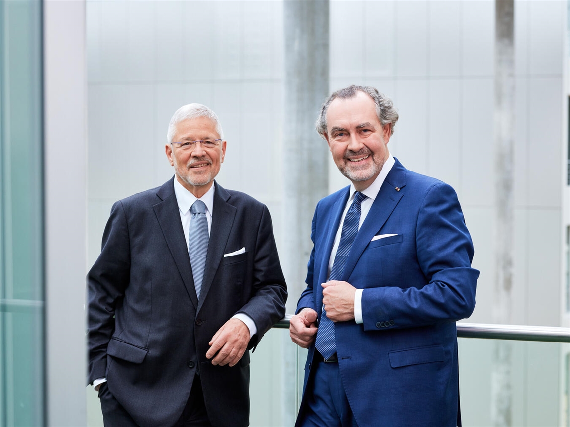 "Dr. Frank Bergmann und Dr. Carsten König, KVNO-Vorstände, lächelnd"