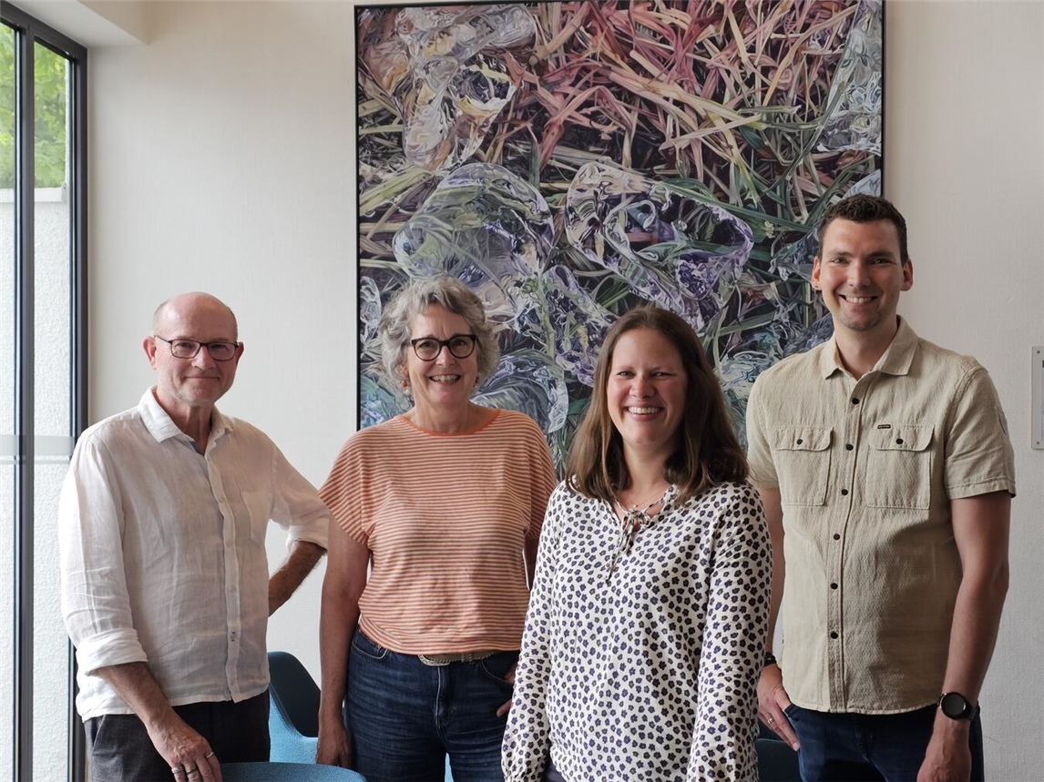 "Gruppenfoto bei freiem Eintritt zur Ausstellung 'Kunst natürlich!' in Kevelaer mit Künstlern und Veranstaltern im Kunstladen."