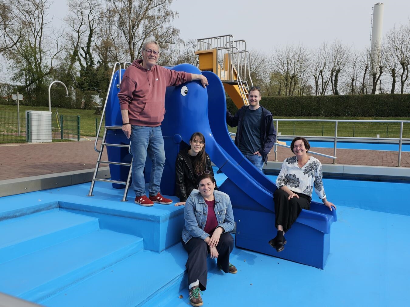 Laden den evangelischen Kirchenkreis Kleve zum 2.Tauffest ins Freibad Kevelaer ein: (v.l.) Klaus Schürmanns, Vikarin Cristina Kielich (Issum), Pfarrerin Yvonne Brück (Geldern/Issum), Andreas Baers und Pfarrerin Karin Dembek (Kevelaer). NN-Foto: Thomas Langer