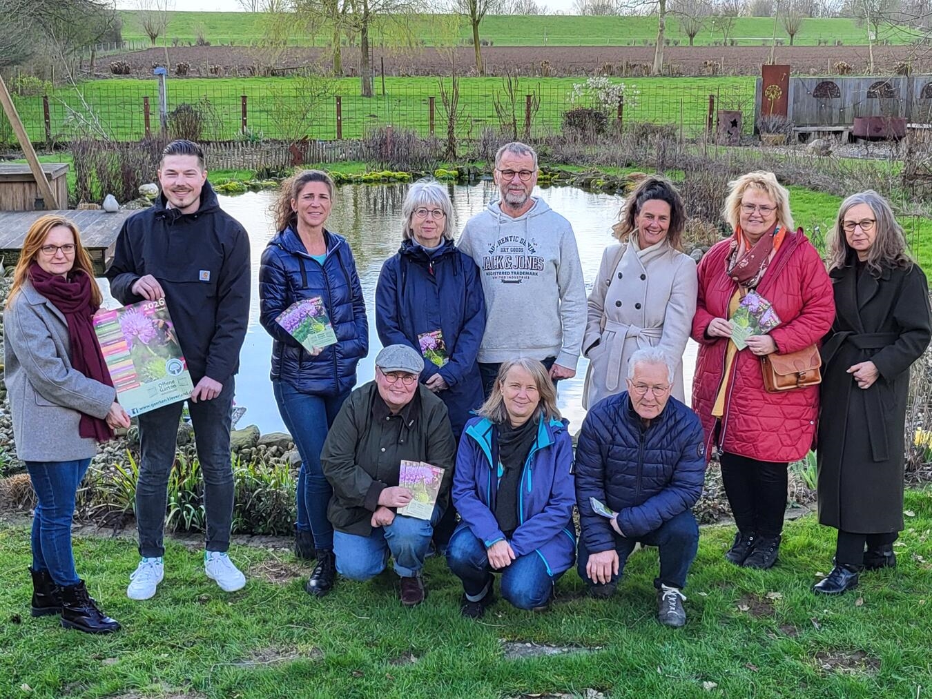 Laden Gartenliebhaber ein – die Organisatoren und Teilnehmer der „Offenen Gärten im Kleverland“: (v. l.) Anastasia Kufeld (Gemeinde Bedburg-Hau), Mathis Kleinkemm (WfG Goch), Verena Rohde (Geschäftsführerin WTM Kleve), Iris und Egon Hoffmann (Garten Hortulus), Ute Hoppen (HoKliGa(rten)), Dr. Manon Loock-Braun (WfG Emmerich), Petra Schmitt (Gemeinde Uedem); (vorne v. l.) Verena Welbers (Gärten im Alten Pflegerdorf), Martina Gellert (WTM Kleve), Norbert Remy (Selbstversorger- und Wohlfühlgarten). NN-Foto: MB
