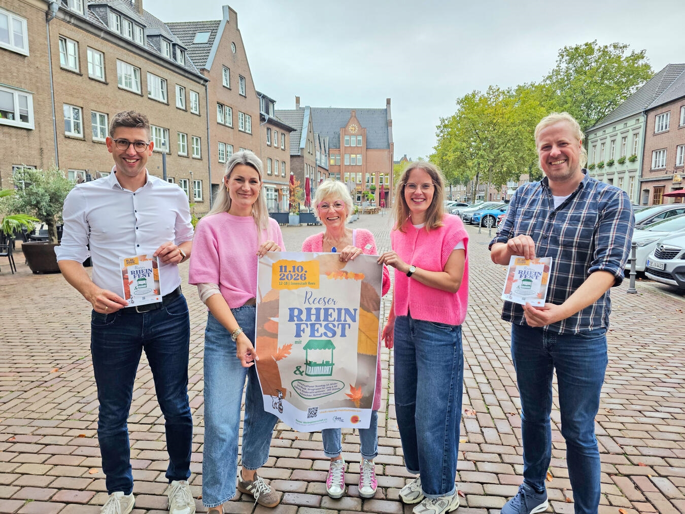 "Personen laden zum Rheinfest und Krammarkt ein, Gruppenfoto vor Ort, Eventpromotion"