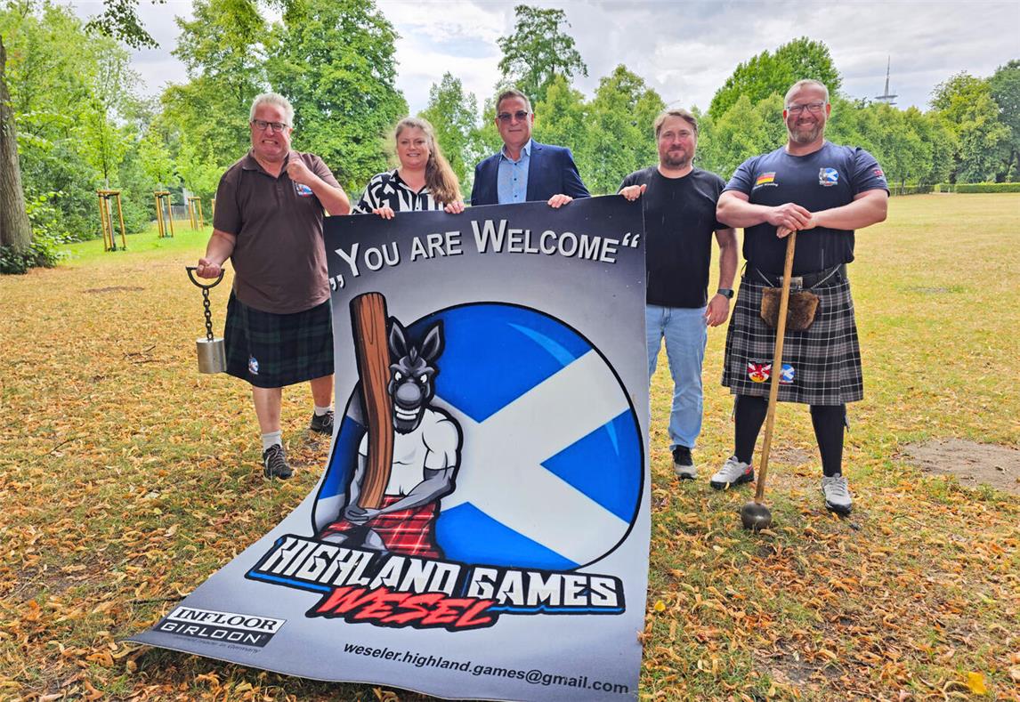 Laden zu den 3. Highland Games Wesel ein: (v.l.) Sebastian Falke (Vorsitzender 1. Weseler Highlander) Ann-Kathrin van Limbeck (Hülskens) Thomas Stachowski (LBS), Karsten Jasinski (Bürgerschützen-Haus) und der ehemalige deutsche Meister Alexander Wendling. NN-Fotos: T. Langer