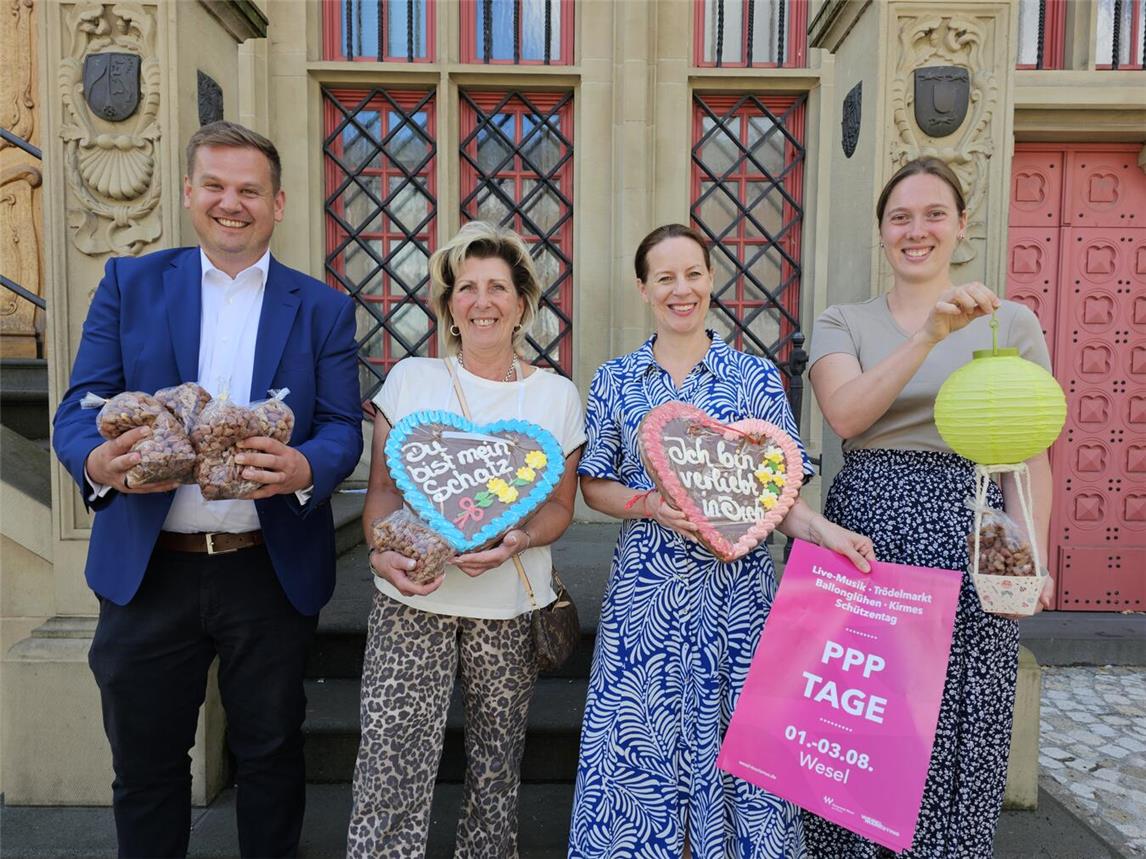 Laden zum dreitägigen Stadtfest: (v.l.) Rainer Benien, Judith Böttner, Dagmar van der Linden und Viktoria Kühnen. NN-Foto: T. Langer