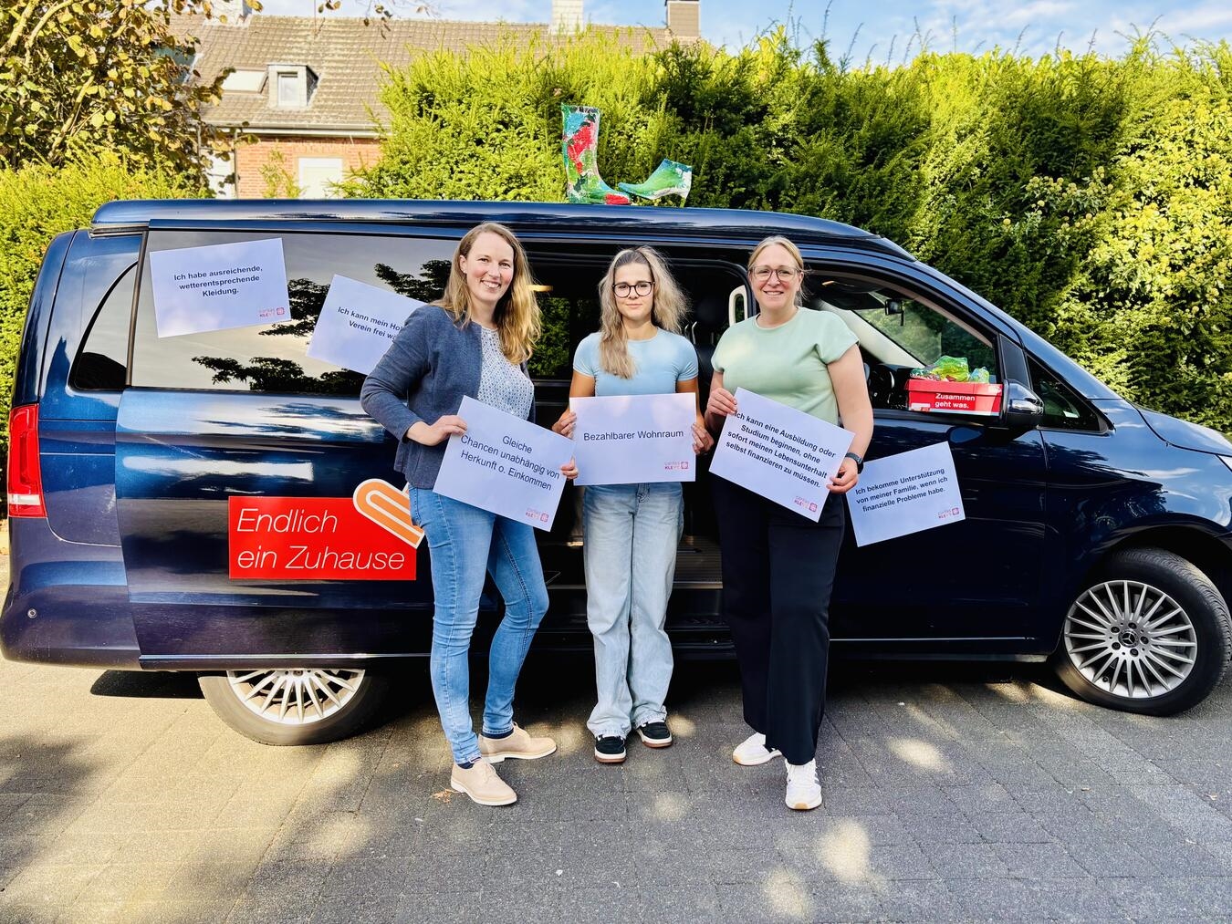Anne-Kathrin Lehmann, Jasmin Peil und Hannah Jörissen im Gespräch auf dem Emmericher Wochenmarkt.