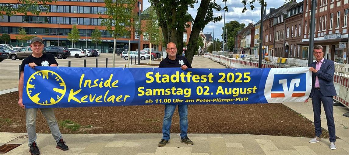 Laden zum Stadtfest ein: (v.l.n.r.) Michael Hülsen (1. Vorsitzender Inside Kevelaer), Thomas Hitzfeld-Evers (Kassierer) und Michael Rütten (Geschäftsstellenleiter Volksbank Kevelaer). Foto: Michael Hülsen