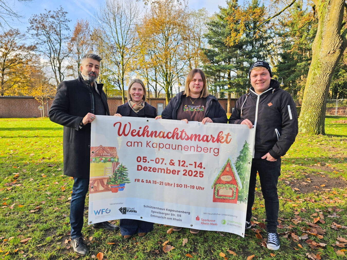 Laden zum Weihnachtsmarkt am Kapaunenberg: (v.l.) Farzin Vahedi, Sara Kreipe, Patricia Hell und Marcel Janßen. NN-Foto: Thomas Langer