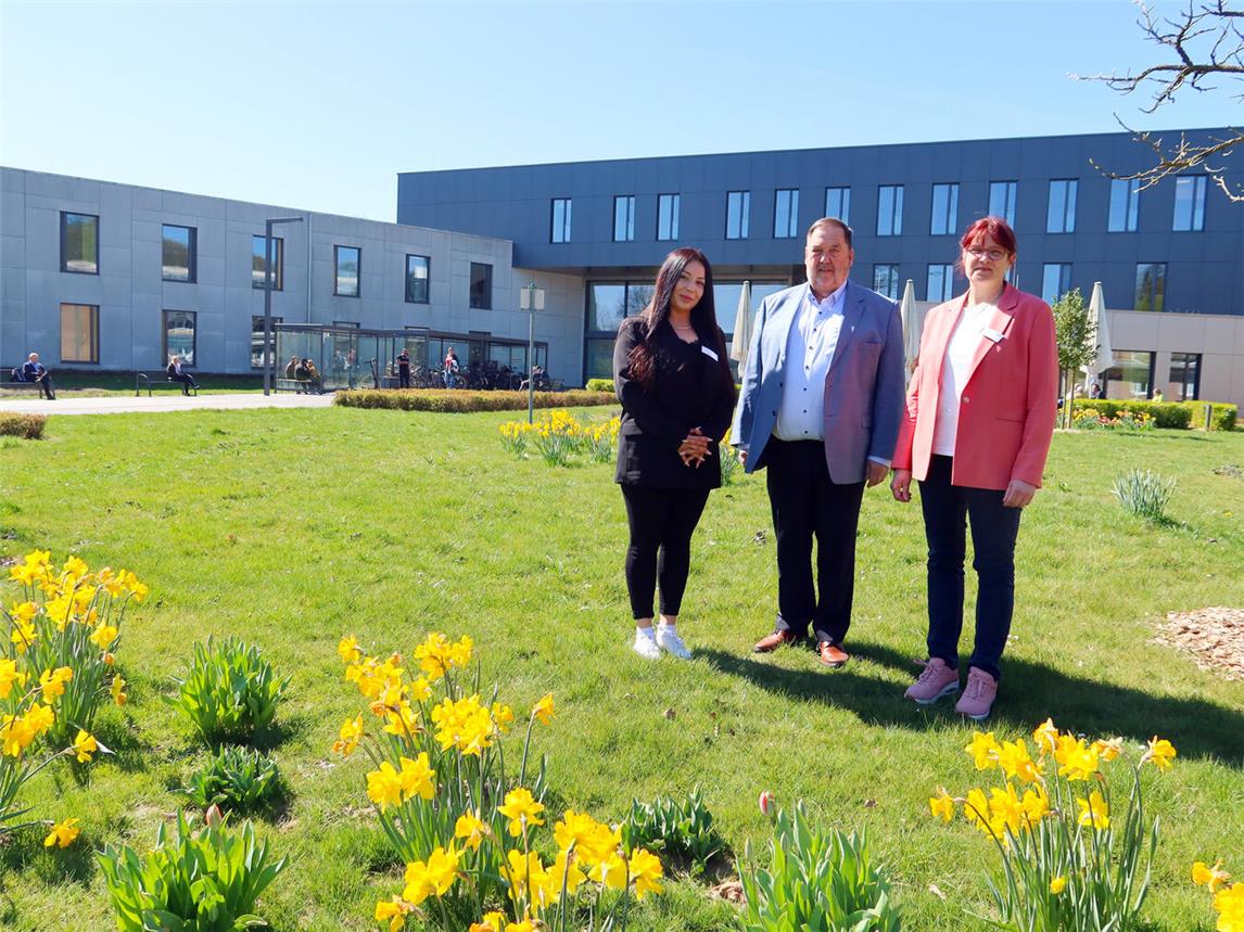 Laden zur Fortbildung ein (v.l.): Sibel Eriel (Pflegedienstleiterin), Holger Höhmann (Kaufmännischer Direktor) und Chefärztin Angelika Bauer. Foto: LVR-Klinik Bedburg-Hau