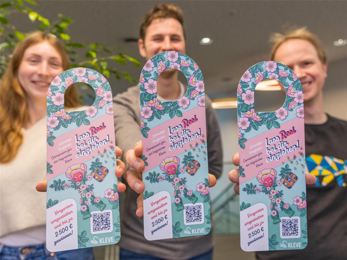 Laden zur Teilnahme am Vorgartenwettbewerb der Stadt Kleve ein (v.l.): Klimaanpassungsmanagerin Merle Gemke, Grünplaner Luc Boekholt und Klimaschutzmanager Christoph Bors. Foto: Stadt Kleve